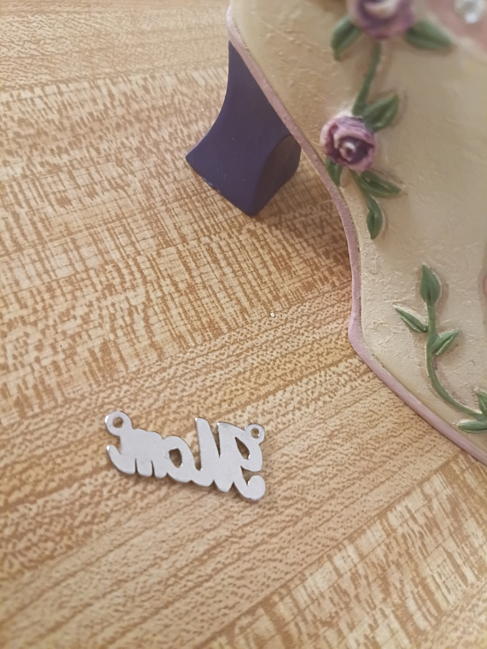 Silver 'Mom' Script Charm Pendant - Picture 2 of 3